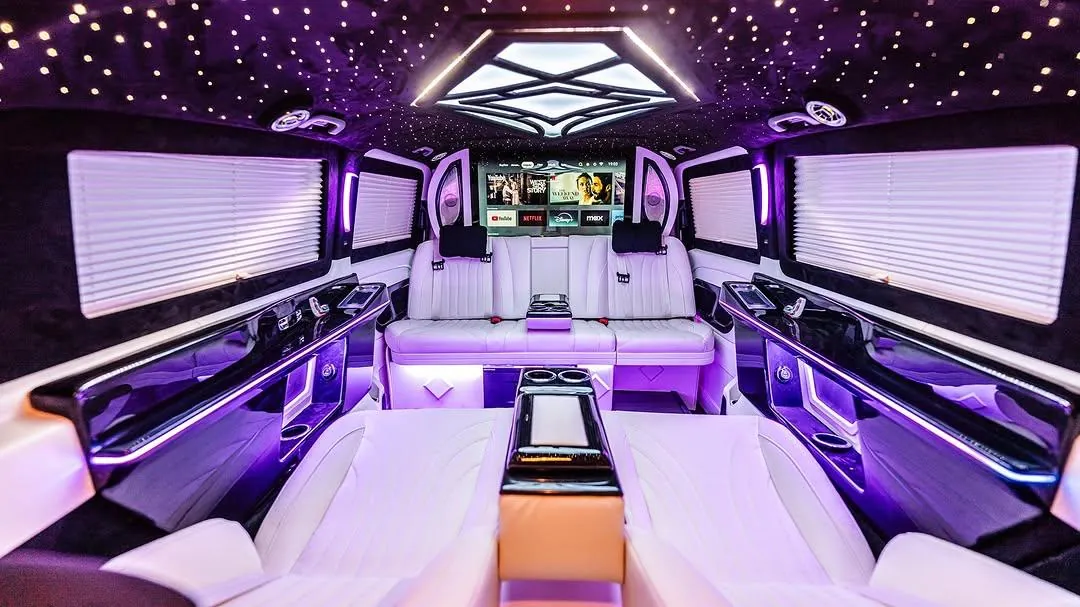 Yıldız tavanlı, geniş oturma düzenli VIP araç iç mekânı