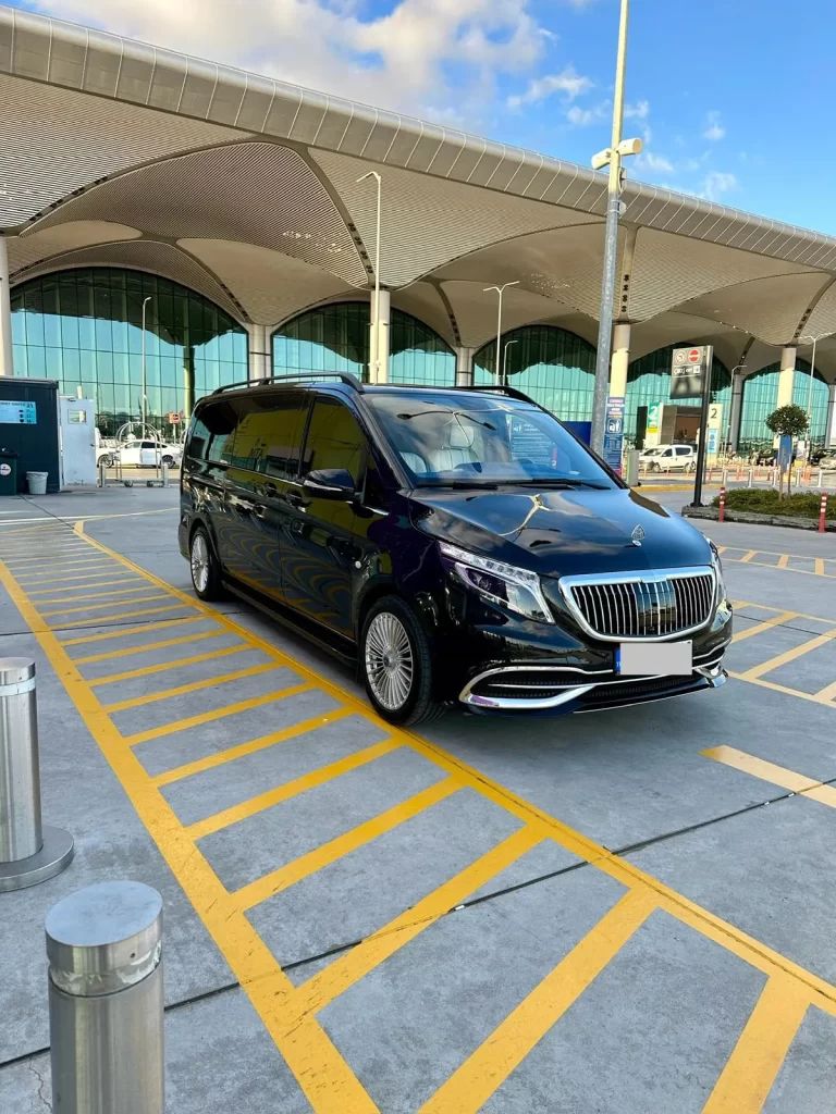 Havalimanı önünde bekleyen siyah VIP karşılama aracı