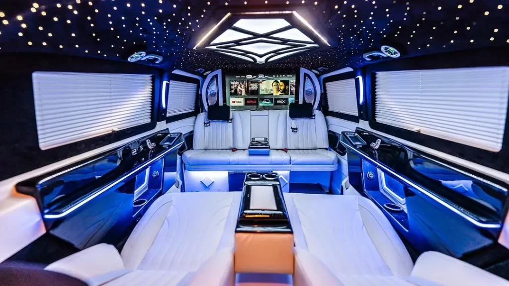 Mavi aydınlatmalı geniş VIP minibüs iç mekânı
