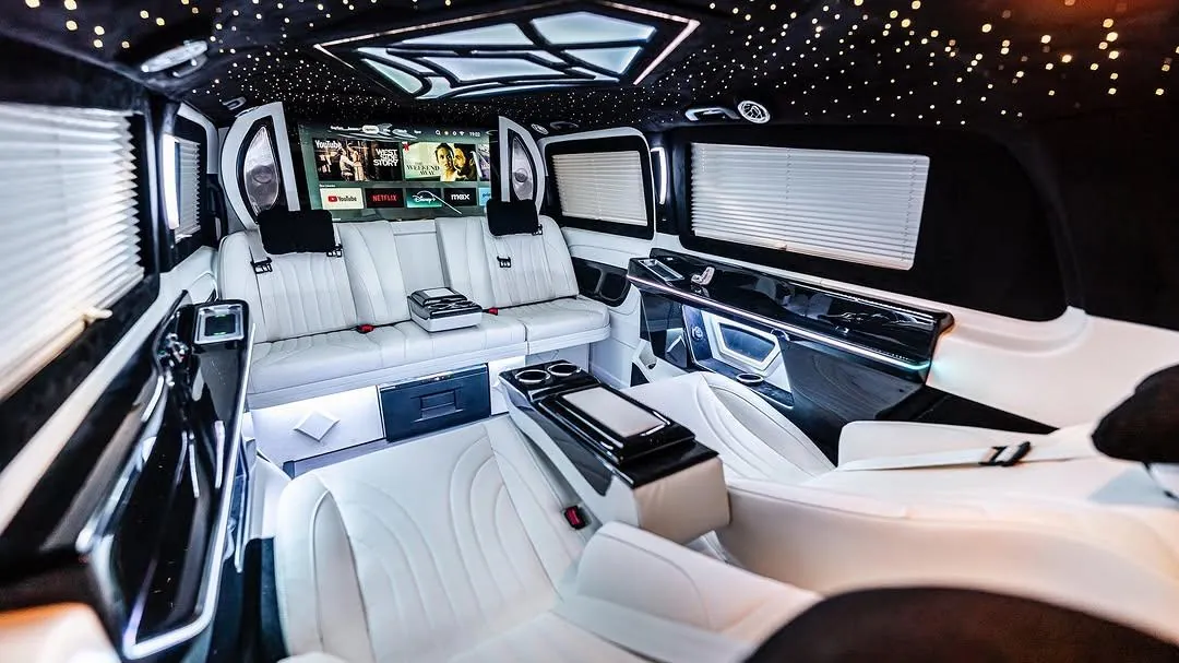 Beyaz koltuklu modern VIP araç iç mekânı
