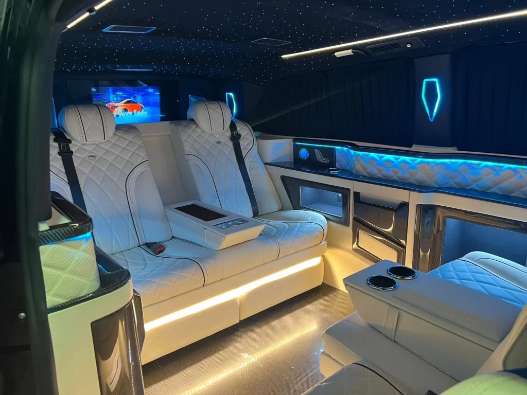 Açık renk deri koltuklu lüks VIP Vito iç mekânı