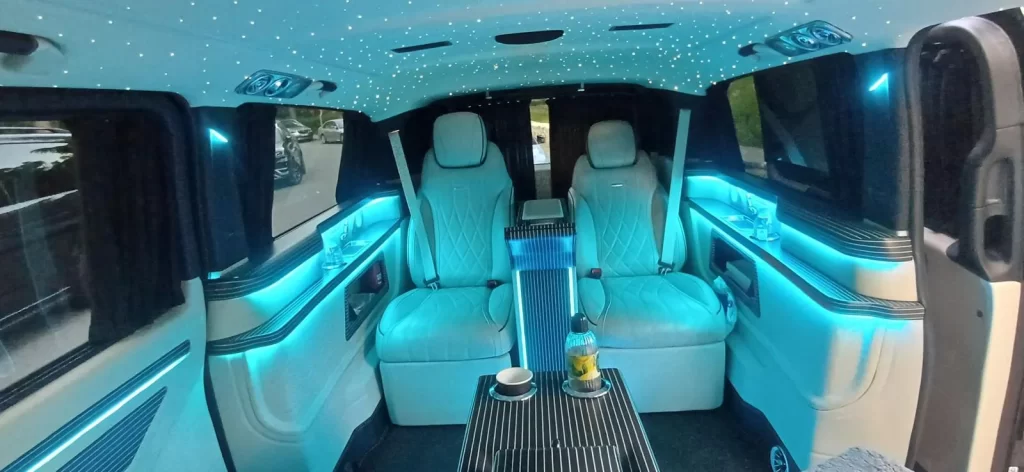 Turkuaz aydınlatmalı VIP araç iç mekânı