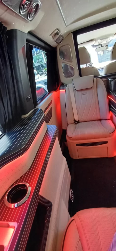 Kırmızı ambiyans aydınlatmalı VIP iç mekân